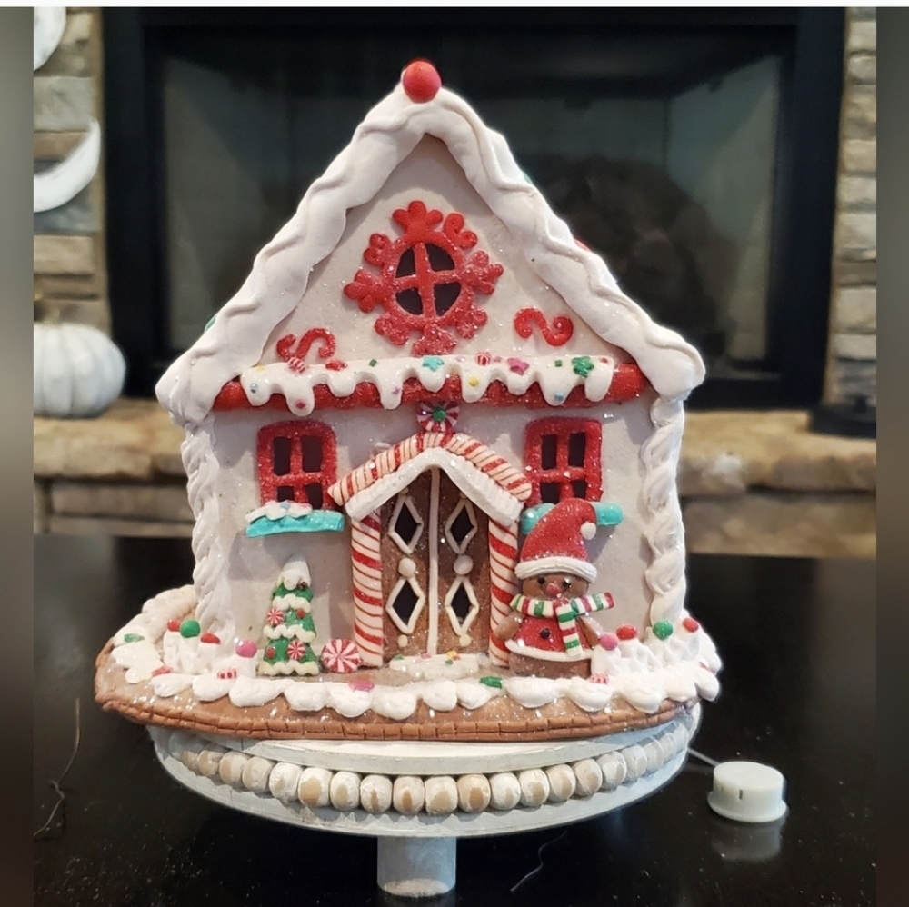 Festive Peppermint Gingerbread House-NWT - Picture 7 of 8